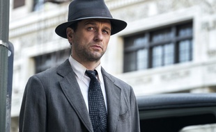 L’ex-star de The Americans, sacrée aux Emmy Awards en 2018, Matthew Rhys campe Perry Mason dans la série de HBO.