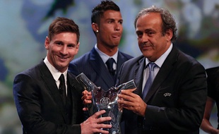 Lionel Messi reçoit le trophée de joueur de l'année UEFA des mains de Michel Platini.
