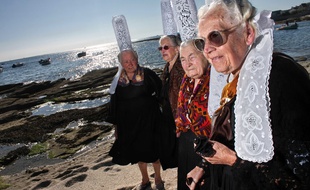Photo de quatre bigoudènes prise en 2009 au Guilvinec. Au premier plan, Marie-Louise Lopéré, décédée mardi. A l'arrière-plan, Alexia Caoudal, toujours en vie.