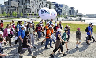 Des randonneurs lors d'une marche organisée par la Fédération française de randonnée au départ du parc de Gerland (7e).
