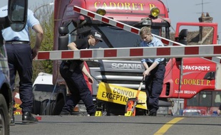 L'avant du camion entré en collision avec un train de passagers à hauteur d'un passage à niveau à Nangis (Seine-et-Marne), le 21 avril 2015