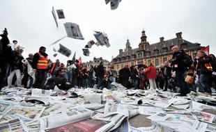 Environ 300 salariés du groupe de presse Hersant Media (GHM), qui négocie un rapprochement avec le groupe belge Rossel prévoyant des centaines de suppressions de postes, ont manifesté mardi à Lille, dans le nord de la France, pour défendre leur emploi.