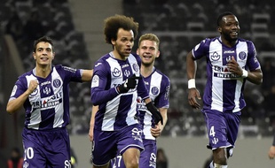 Martin Braithwaite (au centre) est félicité par ses coéquipiers du TFC après son penalty réussi contre Bordeaux en Ligue 1, le 12 mars 2016 au Stadium de Toulouse.