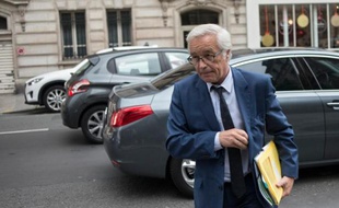 Le ministre du Travail François Rebsamen, devant le siège du Parti socialiste (PS), à Paris, le 27 mai 2014
