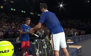 Djokovic offre sa raquette à un ramasseur de balles.