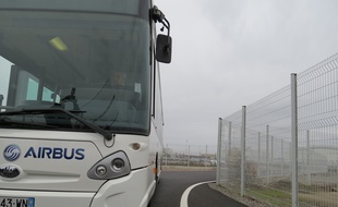 Toulouse, le 26 janvier 2015 - Pour relier ses centres et Èviter les bouchons ‡ ses salariÈs, Airbus a lancÈ en janvier une nouvelle navette interne qui longe les pistes de l'aÈroport