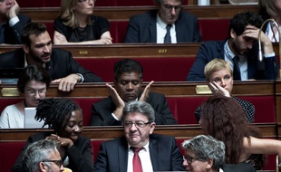 Jean-Luc Mélenchon entouré d'autres députés de la France insoumise.