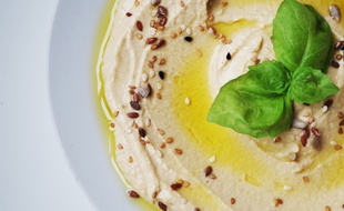Les pois chiches sont d'excellentes légumineuses une fois transformés en houmous.