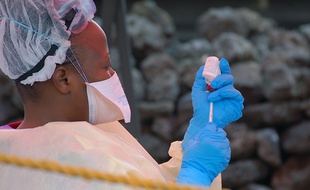Un infirmière prépare un vaccin contre Ebola à Goma en RDC, le 7 août 2019.
