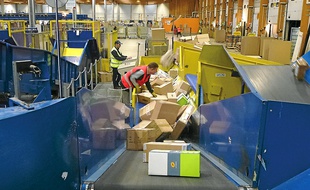 Au moment des fêtes, la plate-forme traite près de 300 000 colis par jour.
