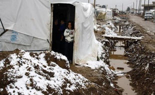 Dans un champ balayé par la tempête de neige qui frappe le Liban, Fayçal contemple le sol de sa tente couvert de boue. "On préfèrerait mourir un million de fois plutôt que vivre cette humiliation", affirme ce réfugié syrien de 48 ans.