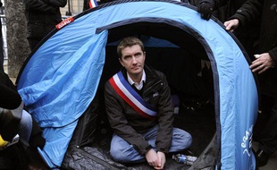 Le maire EELV de Sevran (Seine-Saint-Denis) a décidé d'entamer une grève de la faim pour réclamer une aide supplémentaire. Il s'est installé dans une tente devant l'Assemblée nationale, le 9 novembre 2012.