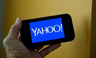 Le logo de Yahoo! sur un smartphone, le 12 septembre 2013 aux Etats-Unis