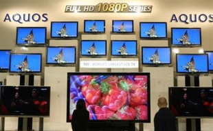 Les géants de l'électronique japonais Canon, Hitachi et Matsushita (marque Panasonic) ont annoncé mardi une alliance dans la production de dalles-mères d'écrans à cristaux liquides (LCD) et organiques électroluminescents (OLED ou OEL) pour téléviseurs et autres appareils.