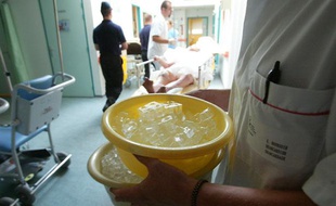 Un médecin transporte des glaçons afin de soulager des personnes souffrant d'hyperthermie, le 13 août 2003 à l'hôpital militaire Bégin à Saint-Mandé (Val-de-Marne).