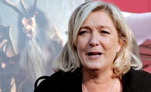 La présidente du Front national, Marine Le Pen, a jugé dimanche "ahurissante" la reconnaissance par la France de la coalition de l'opposition syrienne, en laissant entendre qu'elle préférait que Bachar el-Assad se maintienne au pouvoir.