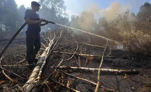 Dans les campagnes russes, la canicule fait des dégâts: les récoltes ont été détruites sur une surface équivalente à celle du Portugal et des feux de forêt se sont déclarés, comme ici près de Shatura, à 130km au sud-est de Moscou, le 19 juillet 2010.