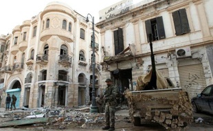 Des soldats libyens fidèles au gouvernement internationalement reconnu dans une rue de Benghazi, dans l'est du pays, le 28 février 2015