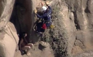 Une femme secourue sur les falaises d'une plage nudiste, près de San Diego.