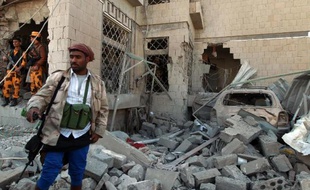 Les forces de sécurité yéménites inspectent les lieux d'un attentat à la voiture piégée visant la résidence de l'ambassadeur d'Iran, le 3 décembre 2014 à Sanaa
