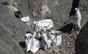 Photographie fournie par le ministère de l'Intérieur du 13 avril 2015 montrant le lieu du crash de l'Airbus A320 de Germanwings dans les Alpes-de-Haute-Provence où sont évacués les débris