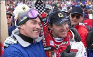Le gouverneur de Californie (ouest), Arnold Schwarzenegger, s'est cassé le fémur droit samedi alors qu'il faisait du ski avec sa famille à Sun Valley dans l'Idaho (nord-ouest), a indiqué dimanche un de ses porte-parole.
