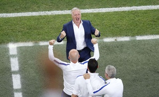 Didier Deschamps fou de joie après la victoire contre l'Allemagne.