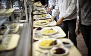 Des élèves choisissent leurs plats pour déjeuner à la cantine du collège de la Chataigneraie, le 20 Juin 2011 à Autun