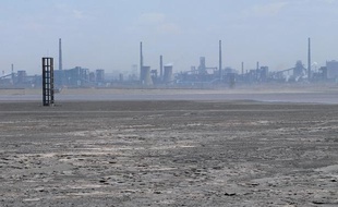 Champ de déchets toxiques à proximité de l'usine de Baogang qui exploite des terres rares en Chine, le 21 avril 2011.