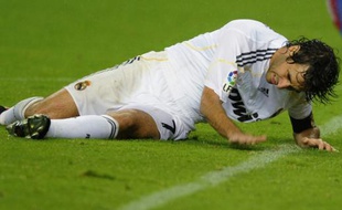 L'attaquant du Real Madrid, Raul, au sol contre Gijon le 24 octobre 2009.