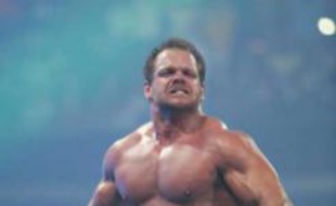 Chris Benoit, catcheur professionnel, est soupçonné d'avoir étranglé sa femme et son fils avant de s'être donné la mort. Le crime était sur wikipedia avant que les enquêteurs ne retrouvent les corps.