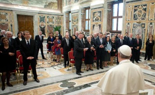 Le pape François, recevant pour la première fois au Vatican 45 membres du Parlement français, qui vient d'adopter une loi autorisant le mariage homosexuel très critiquée par les milieux catholiques, a invité ces élus samedi à "amender et même abroger" les lois contraires à leur conscience.