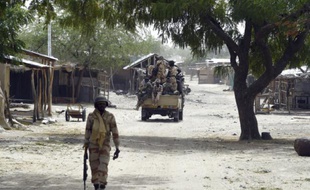 Des soldats tchadien en patrouille à Malam Fatori au Tchad, le 3 avril 2015