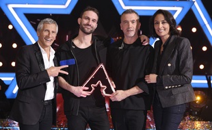 Rouquine avec Nagui, Leïla Kaddour-Boudadi et le trophée de « The Artist »