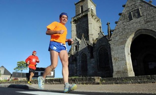 Cinquante-cinq coureurs de différentes nationalités ont quitté mardi les côtes de la Manche. Ils vont parcourir 1.190 km pour rejoindre fin août la Méditerranée dans le cadre de la Trans Gaule, plus longue course à pied par étapes de France.