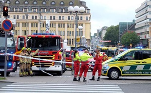 Les enquêteurs et les secours sont arrivés sur place à Turku, en Finlande, où un homme a poignardé 8 personnes faisant deux morts et 6 blessés, le 18 août 2017.