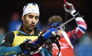 Martin Fourcade avec Johannes Boe en arrière plan, lors de la poursuite d'Ostersund, le 3 décembre 2017.
