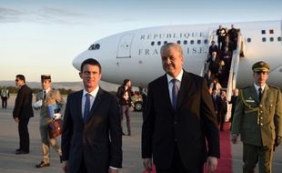 Le Premier ministre algérien Abdelmalek Sellal accueille Manuel Valls à son arrivée à Alger, le 9 avril 2016.