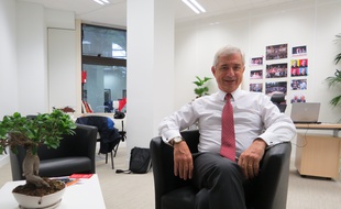 Claude Bartolone, candidat PS aux élections régionales en Île-de-France dans son local de campagne, place de la Catalogne, à Paris, le 16 septembre 2015