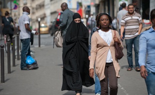 Une femme en niqab dans les rue de Paris en 2018 (illustration).