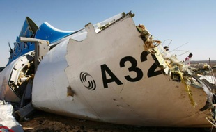 Un morceau de la carlingue de l'airbus de la compagnie russe, le 1er novembre 2015 après qu'il s'est écrasé dans le dans le désert du Sinaï