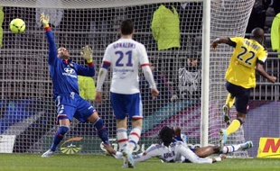 Une nouvelle fois inefficace, Lyon s'est incliné devant Sochaux (2-1) dimanche sur son terrain de Gerland, en match de la 30e journée de Ligue 1, et confirme ainsi sa nette baisse de régime depuis la trêve de Noël.