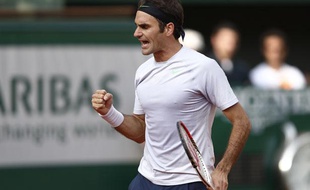 Roger Federer lors de sa victoire contre Gilles Simon en 8e de finale de Roland-Garros, le 2 juin 2013.