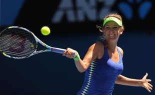 La Bélarusse Victoria Azarenka s'est qualifiée pour la première finale en Grand Chelem de sa carrière, en dominant la Belge Kim Clijsters, tenante du titre, en trois sets 6-4, 1-6, 6-3, jeudi à Melbourne.