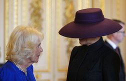 C’est quoi cette lubie de Melania Trump pour les chapeaux XXL ?