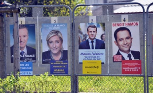 Le 10 avril 2017 à Bourgoin-Jallieu (Isère). Des panneaux des affiches officielles de campagne électorale pour l'élection présidentielle de 2017