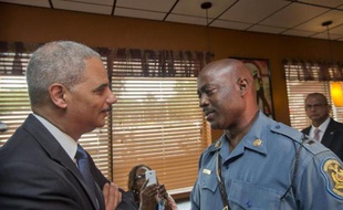 Le ministre américain de la Justice, Eric Holder (g), s'adresse au responsable de la sécurité de Ferguson, Ron Johnson, le 20 août 2014