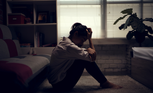 Un mois après le début du confinement, 72% des jeunes de 18 à 30 ans avouent avoir des moments de déprime.