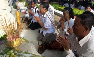 Des Cambodgiens prient devant le monument aux morts de Choeung Ek pour célébrer le "Jour de la colère" à Phnom Penh le 20 mai 2014