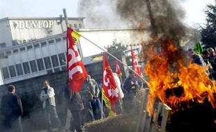 Quelques dizaines de salariés du groupe Dunlop-Goodyear bloquaient toujours l'accès au site de Goodyear samedi après-midi à Amiens, malgré l'annulation vendredi d'un référendum sur la réorganisation du travail, a-t-on appris de la direction et des syndicats.
